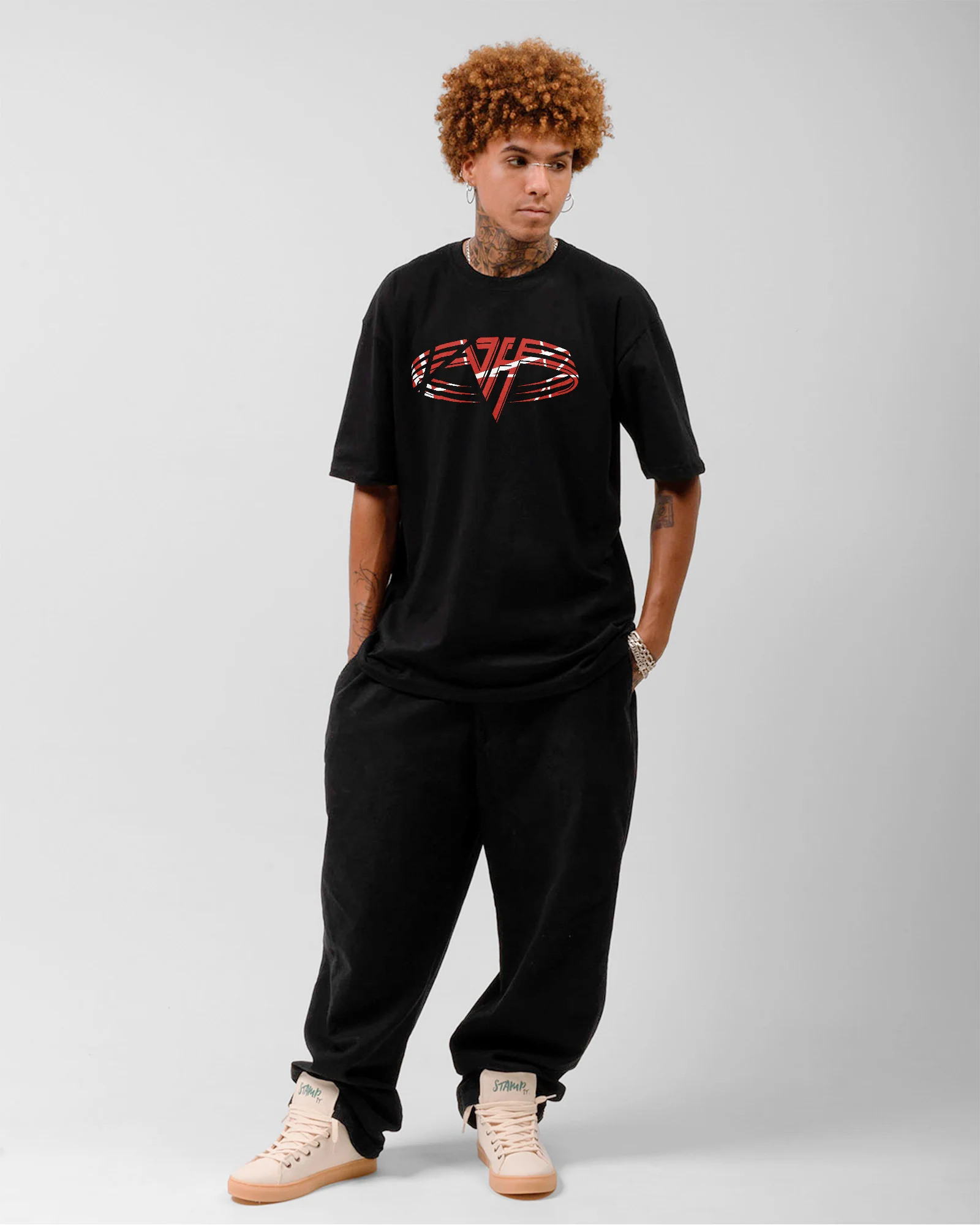 Camiseta Preta Van Halen Iniciais Logo Círculo Vermelho Unissex - Image 3